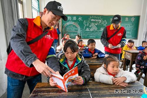 江西婺源：学雷锋情牵留守儿童