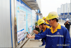 中铁七局三公司郑万铁路项目倡导农民工扫描媒体二维码