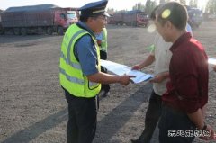 玛纳斯路政、交警联合宣传新规定