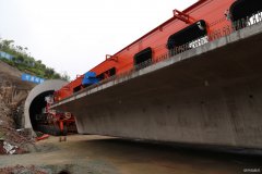 中铁二十一局：“高铁神机”首次安全穿越昌赣隧道成功架设箱梁