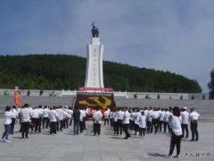 党员干部瞻仰革命烈士丰功伟绩