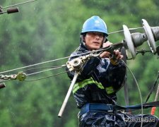 江西婺源：遭暴雨山体滑坡断电 电力工人冒雨深山抢修