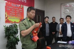 图片新闻：自救器佩戴培训