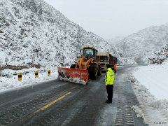 富蕴执法大队：初雪见真情 抗雪保交通