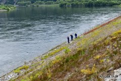 国网牡丹江水电厂：清理江边垃圾 留住碧水蓝天
