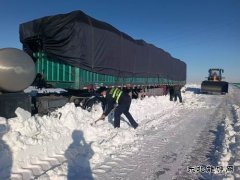 富蕴执法大队：货车风雪中被困 巡查人员及时救助