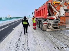 ：Ｖ捶ù蠖恿瞎     交警、养护部门开展春节节前联合巡查