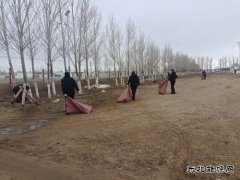 库尔特乡布拉特村开展公路沿线垃圾清理行动