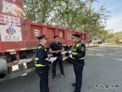 阿勒泰执法支队北屯执法大队开展渣土运输车辆规范装载专项整治行