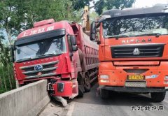 云南：大货车撞上公路水泥防护栏避免翻车