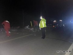 哈巴河执法大队：夜间清理路面散落物，保障群众出行安全