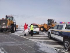 吉木乃执法大队配合养护部门开展春运除雪保交通工作