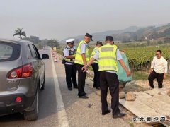 云南省交通执法局西双版纳支队勐海大队 疏导公路两侧摆摊设点