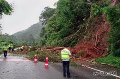 云南小磨高速公路发生边坡滑坡灾害 两个小时冒雨抢通