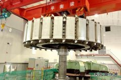 国网黑龙江水电总厂：镜泊湖发电厂4号机组改造工程转子顺利吊出