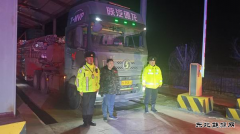 富蕴执法大队：路警联合严厉打击超限超载“百吨王”