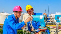 烈日当空 干劲不松