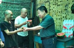 峰峰集团牛儿庄采矿公司：送防暑降温服到岗位