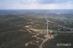 腾格里“沙戈荒”亿兆体育大基地首台风机完成吊装