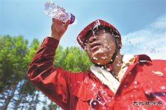 烈日下的一线石油人